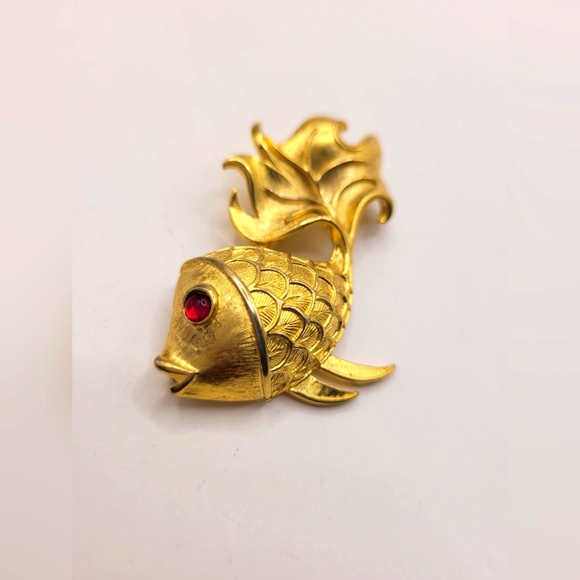 Vintage Crown Trifari Figural 3D Gold Tone Fish Brooch Pin Red Cabochon 1970's